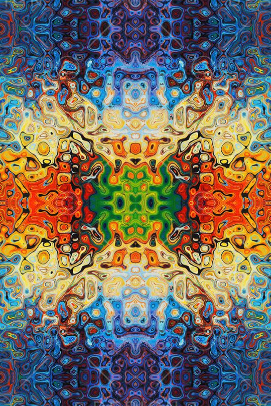 年轻女性印花华亿平台图片