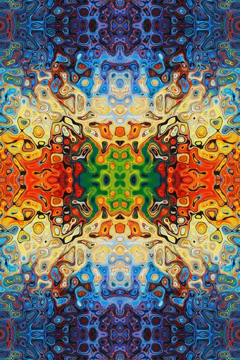 年轻女性印花华亿平台图片