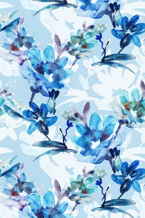 年轻女性印花华亿平台图片