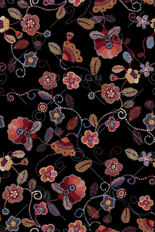 黑底花卉印花华亿平台图片