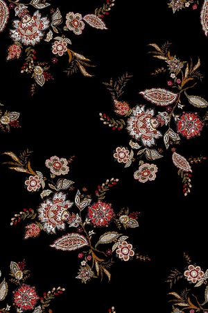 黑底花卉印花华亿平台图片