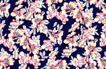 黑底花卉印花华亿平台图片