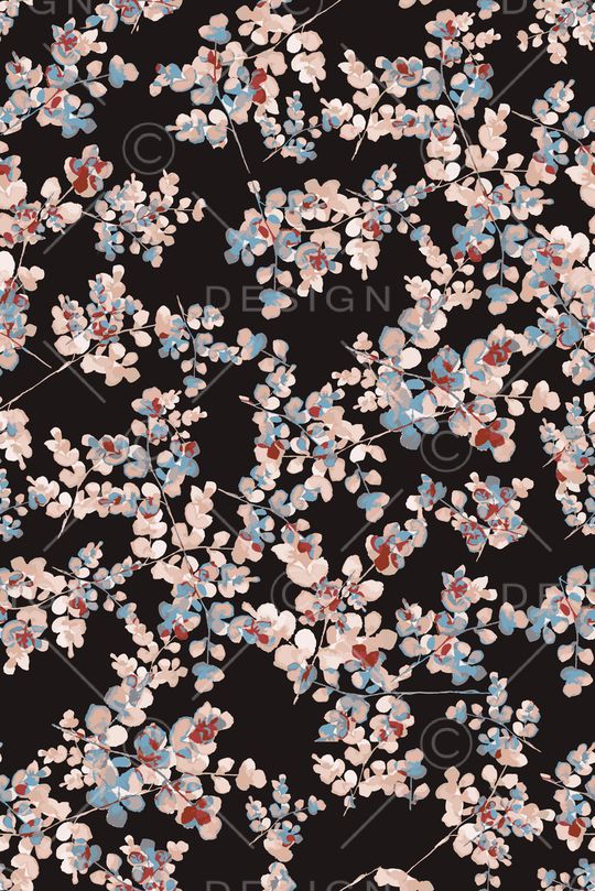 年轻女性印花华亿平台图片