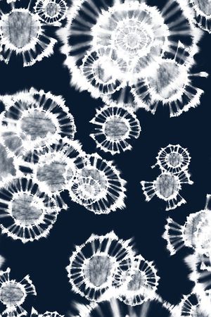 连衣裙印花华亿平台图片