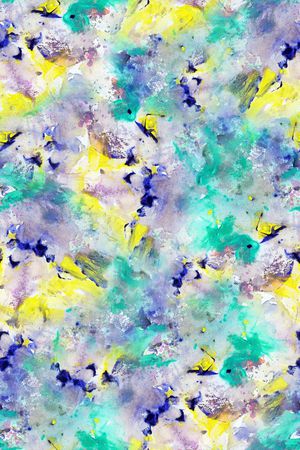 年轻女性印花华亿平台图片