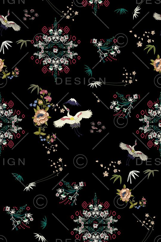 黑底花卉印花华亿平台图片