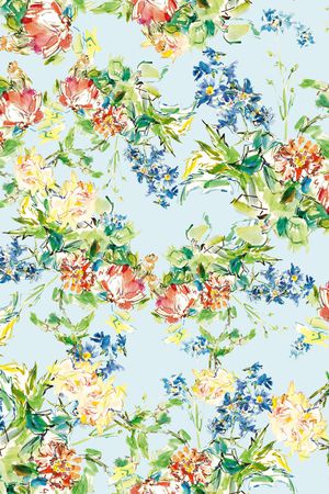 年轻女性印花华亿平台图片