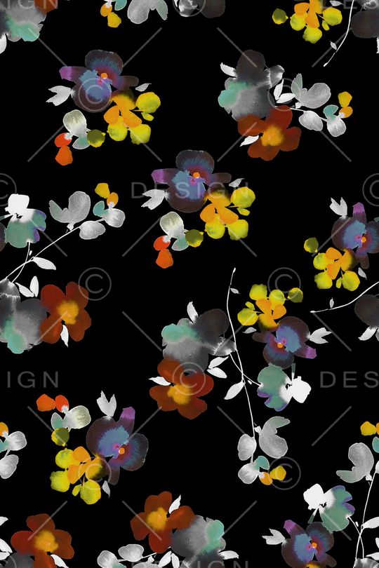 黑底花卉印花华亿平台图片