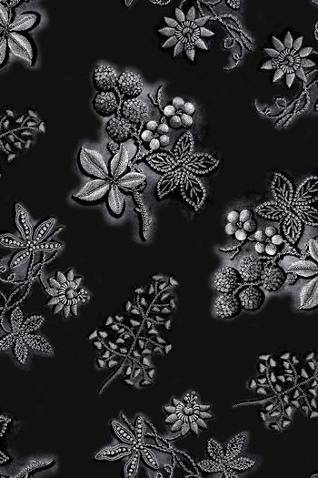 黑底花卉印花华亿平台图片