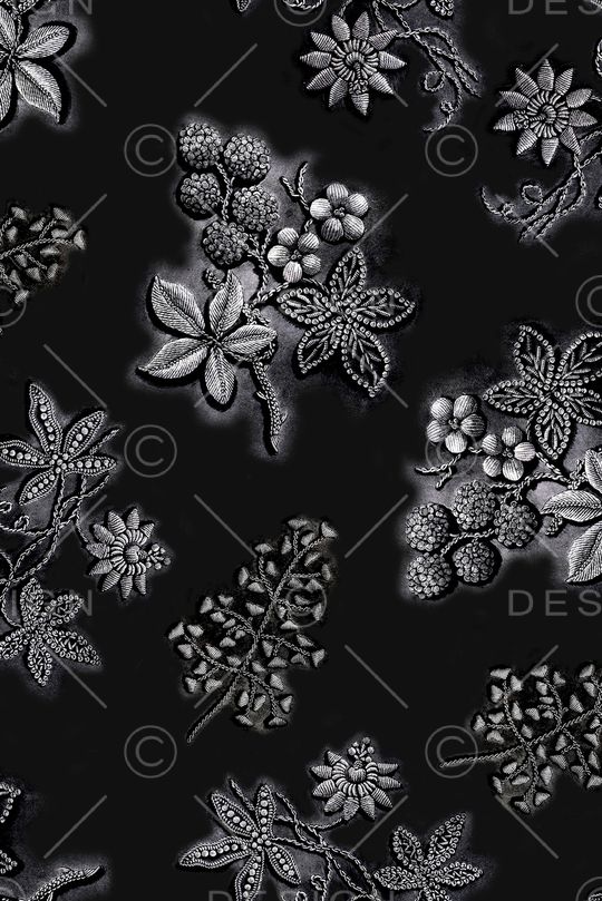 黑底花卉印花华亿平台图片