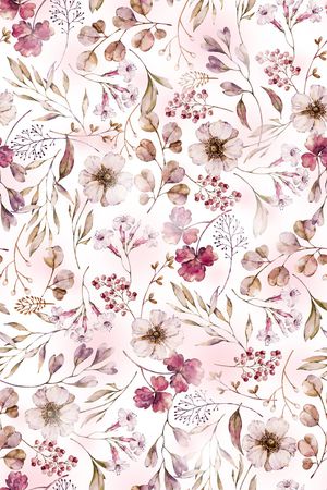 年轻女性印花华亿平台图片