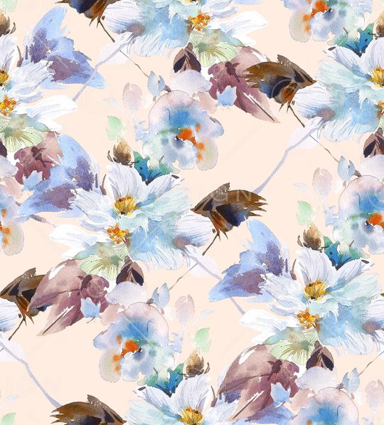 年轻女性印花华亿平台图片