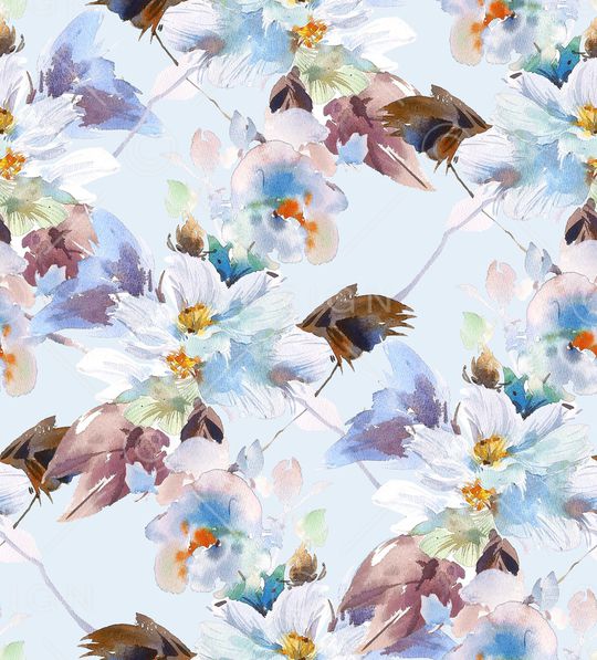 年轻女性印花华亿平台图片