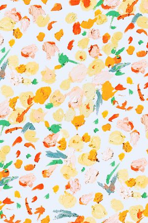 年轻女性印花华亿平台图片