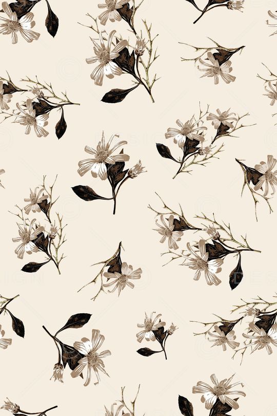 年轻女性印花华亿平台图片