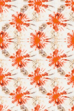 年轻女性印花华亿平台图片