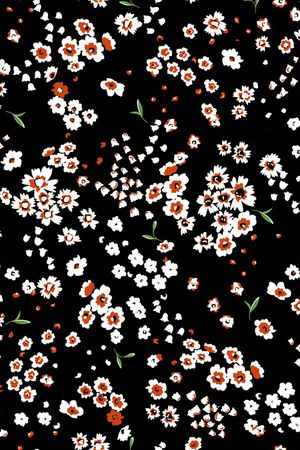 黑底花卉印花华亿平台图片