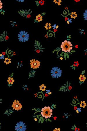 黑底花卉印花华亿平台图片