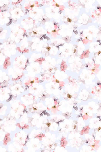 年轻女性印花华亿平台图片