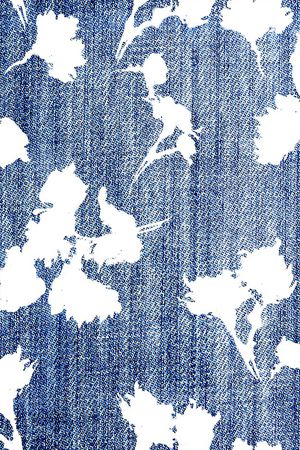 白色花卉印花华亿平台图片