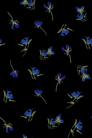 黑底花卉印花华亿平台图片