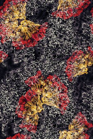 黑底花卉印花华亿平台图片